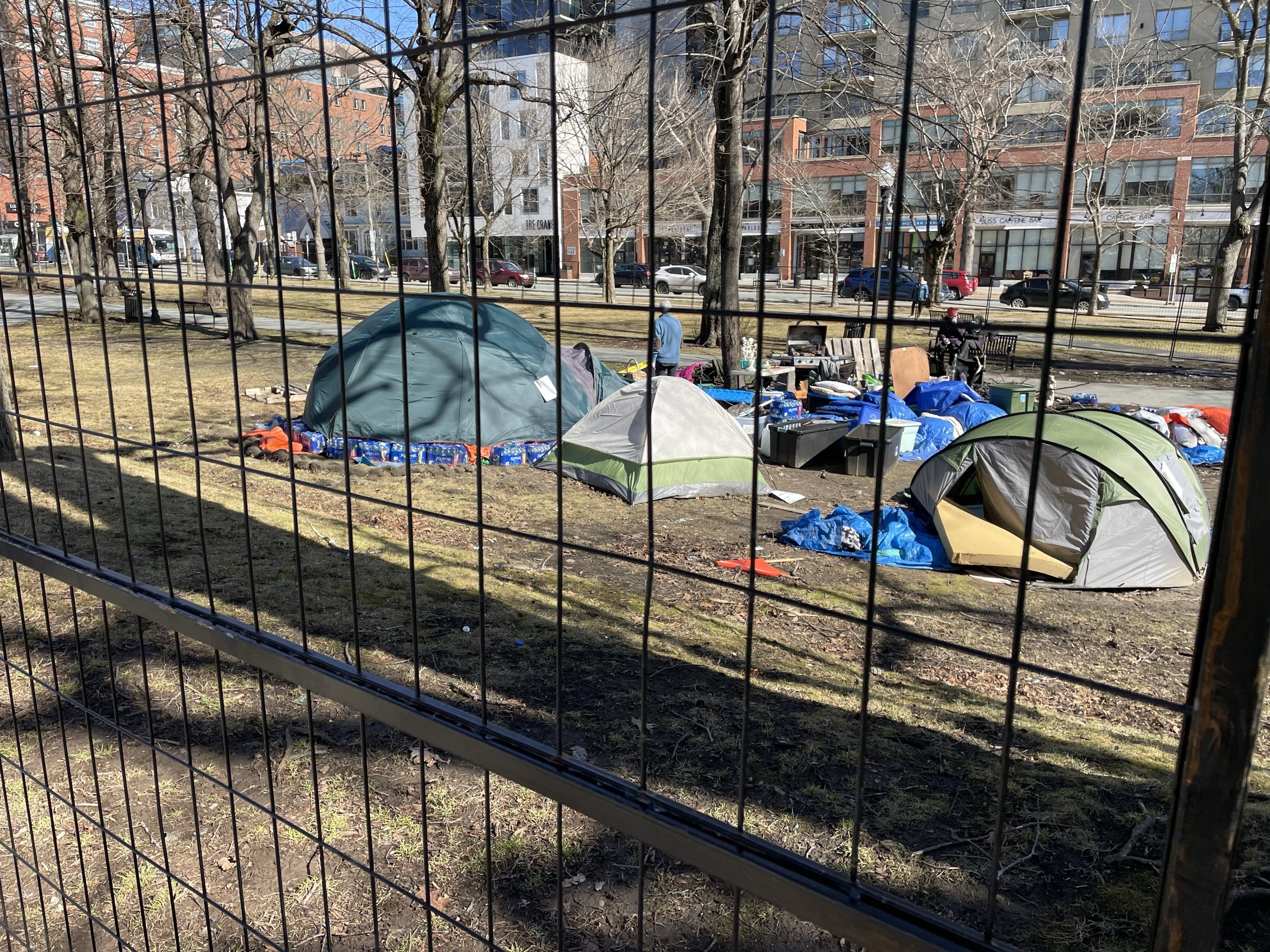 Халифакс продължава напред с изгонването на жителите на отменените места