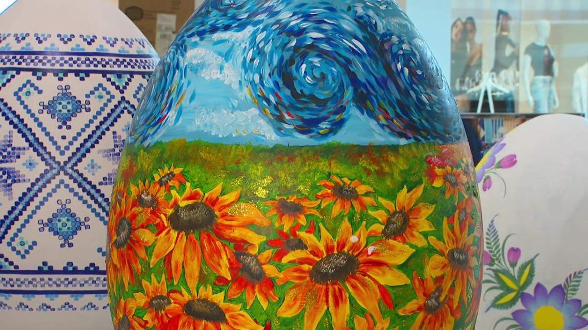 An egg painted by Viktoriia Baranik, one of 13 artists part of Pysanky for Peace.