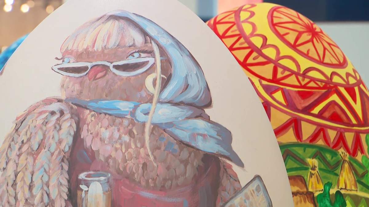 An Ukrainian easter egg painted by Yaroslava Naumeno.