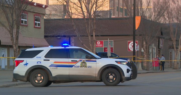2 души нападнати, 1 офицер от RCMP намушкан, друг ухапан в Red Deer