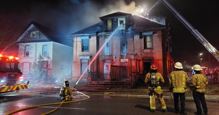 Пожарникарят ще изследва пожара в празна квартира в Питърбъро