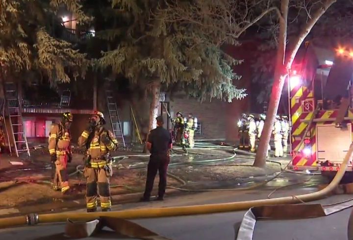 Човек беше откаран в болница след пожар избухнал в жилищна