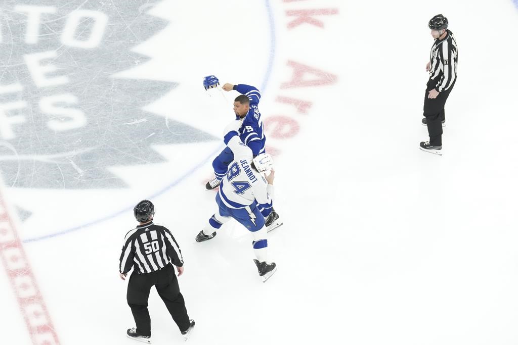 ТОРОНТО – Райън Рийвс изпълни две огромни хитове с бурно