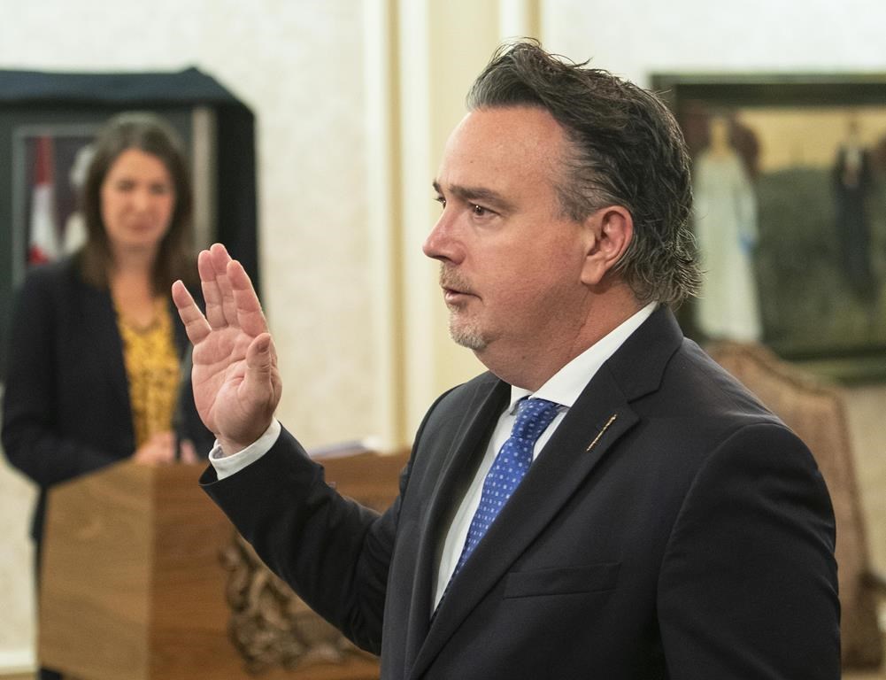 Министърът от кабинета отговарящ за производството на алкохол в Алберта