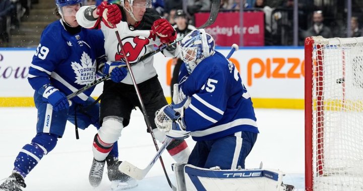Devils down Leafs 6-5; Матюс вкарва два