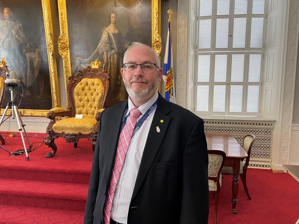 Министърът на правосъдието на Нова Скотия Брад Джонс подаде оставка