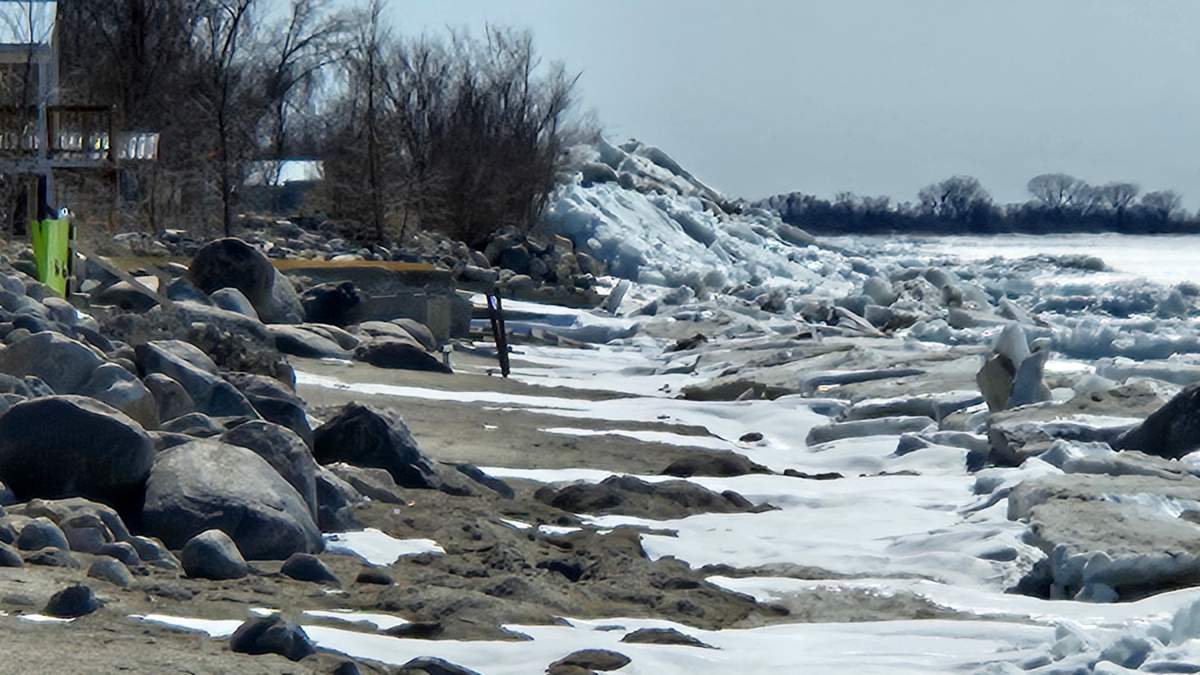 A distant photo of the ice wall.