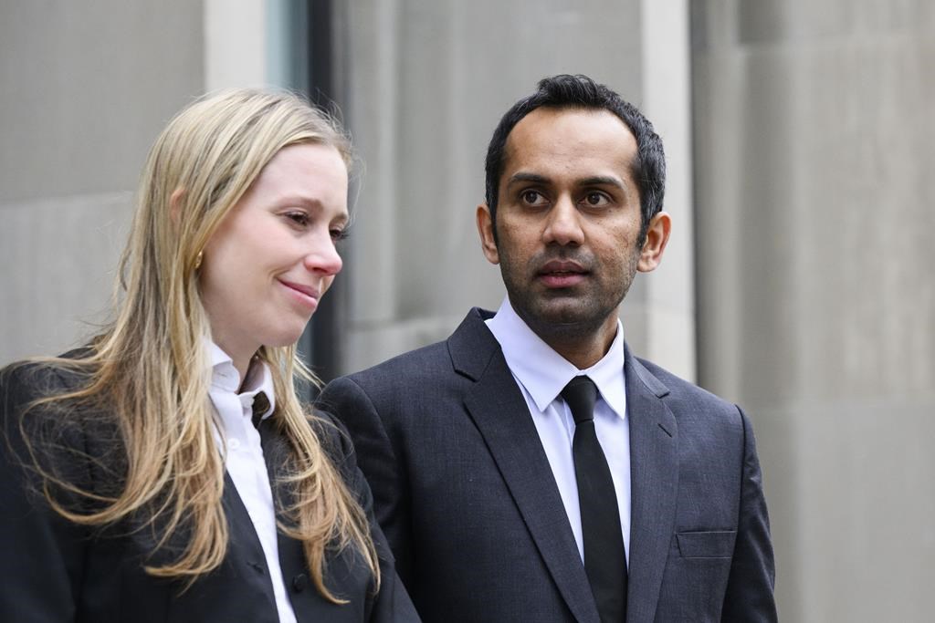 Правните наблюдатели поставят под въпрос решението да се повдигне обвинение