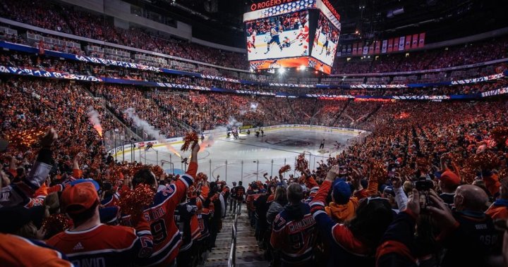 Празни места, видени в Роджърс Плейс по време на мач 1 от плейофната серия на НХЛ между Ойлърс, Кингс