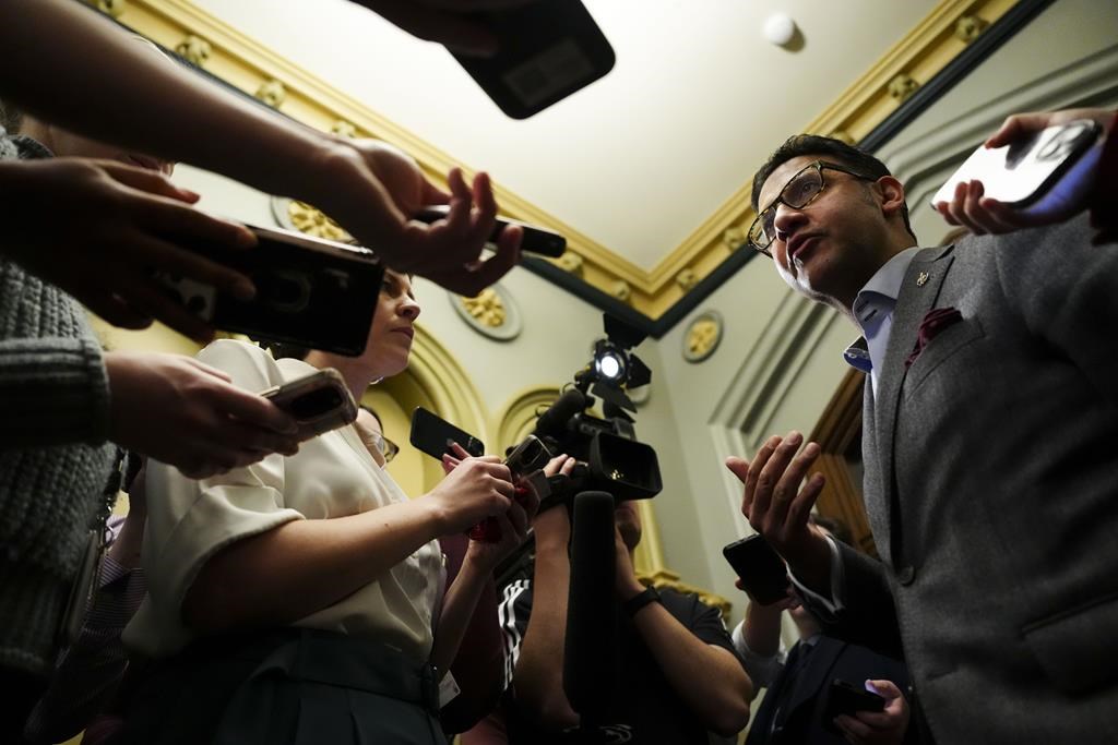 Министърът на правосъдието Ариф Вирани излиза срещу лидера на консерваторите