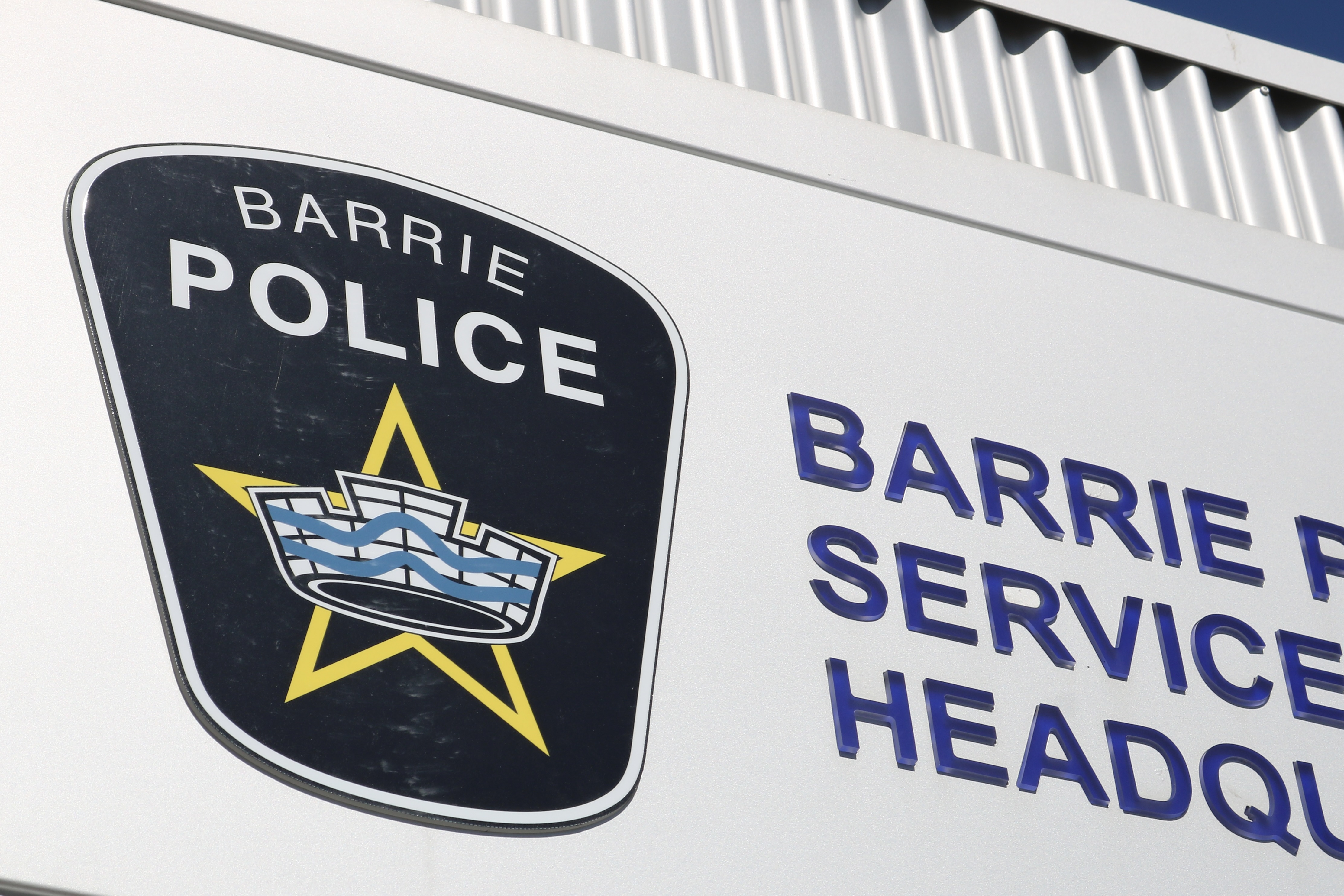 Бари Онтарио полицията казва че майка е изправена пред обвинение