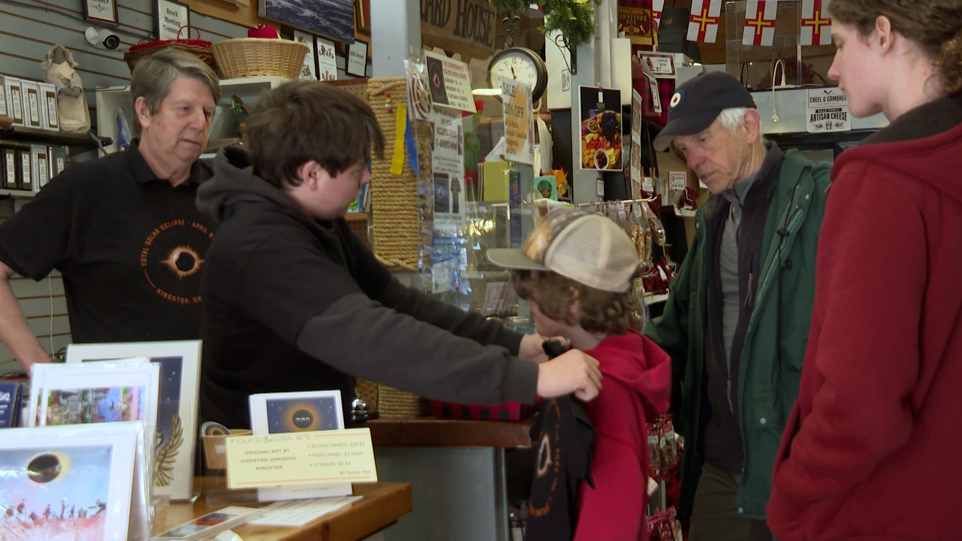 Крис Шели отвори магазина си за клиенти в ден когато