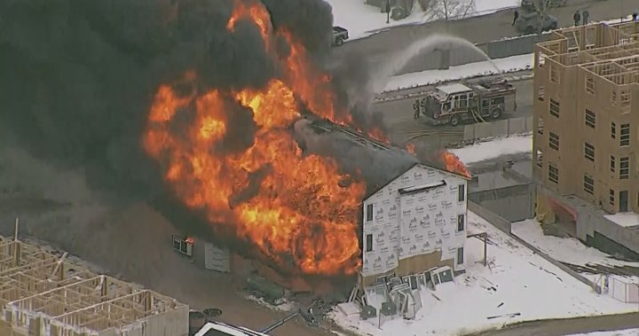 Пожарни екипи реагират на голям пожар който унищожи сграда в