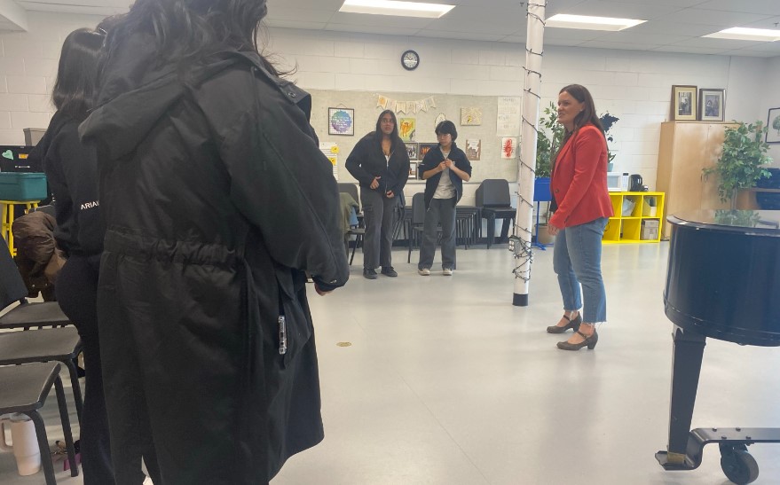 Тя е познатият глас който изпълва Canada Life Center във