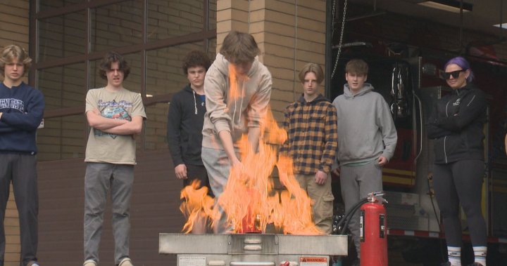 Студентите от Central Okanagan стават „пожарникари за един ден“