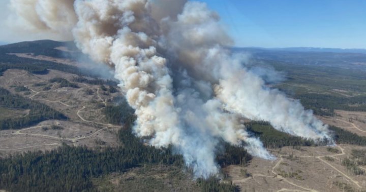 Горски пожар от 1600 хектара, горящ между Quesnel, Williams Lake