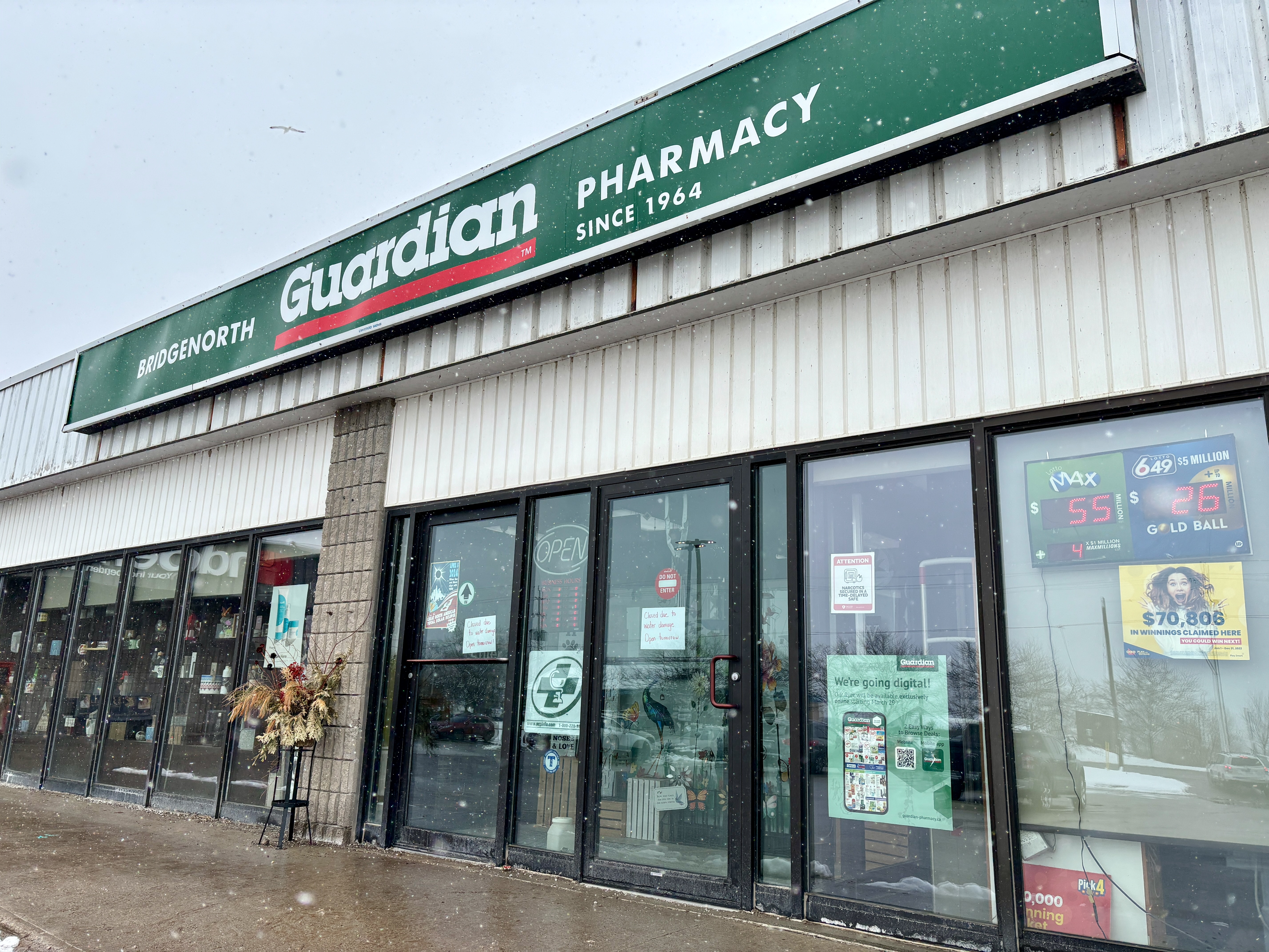 Заподозрените пробиха дупка в покрива за да ограбят аптека в