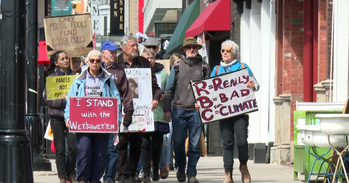 Климатичните активисти на Кингстън се събраха за втория годишен „Ден на глупаците от изкопаеми”