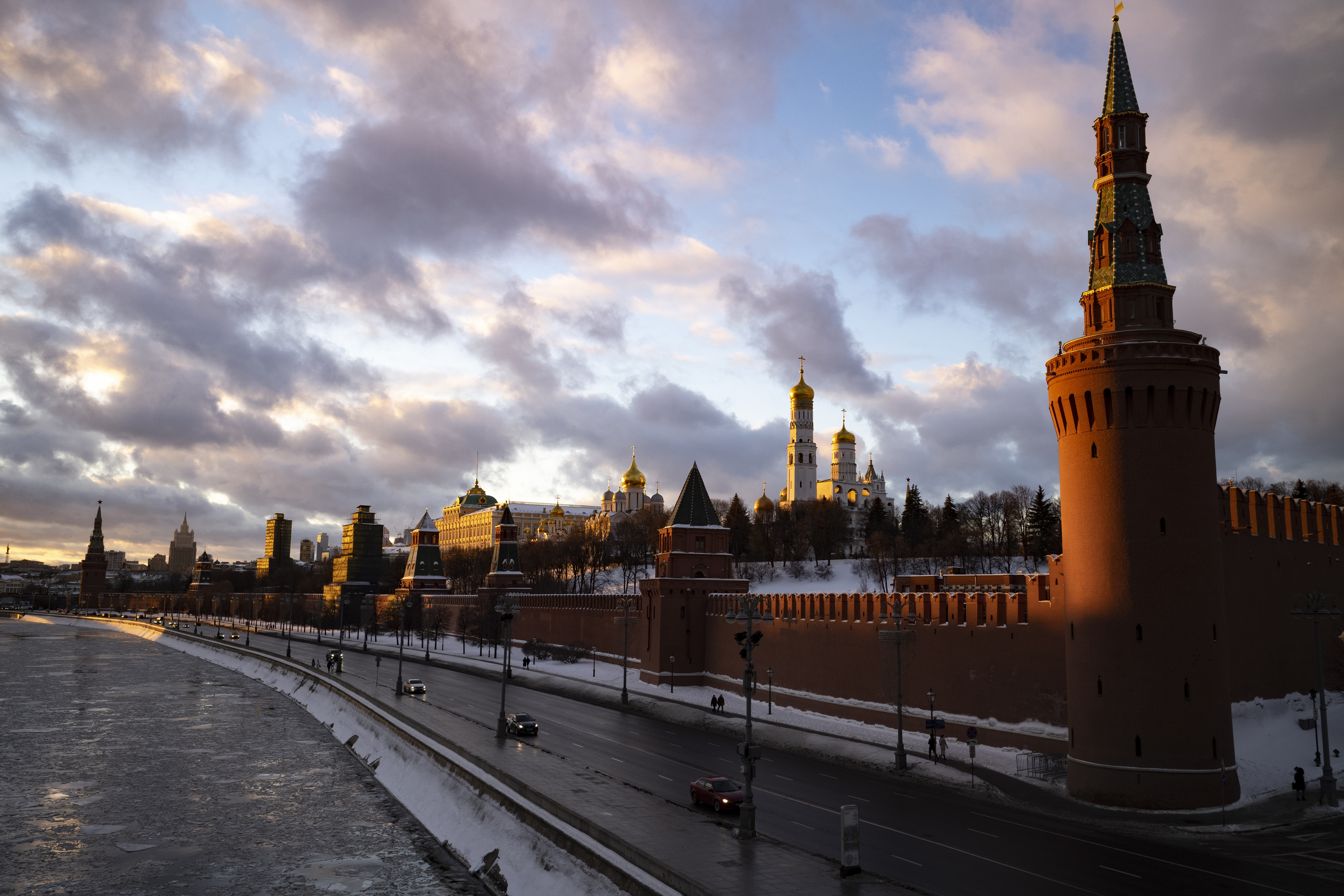 Sunset lights the Kremlin and frozen Moscow River in Moscow on Jan. 16, 2022. THE CANADIAN PRESS/AP, Alexander Zemlianichenko