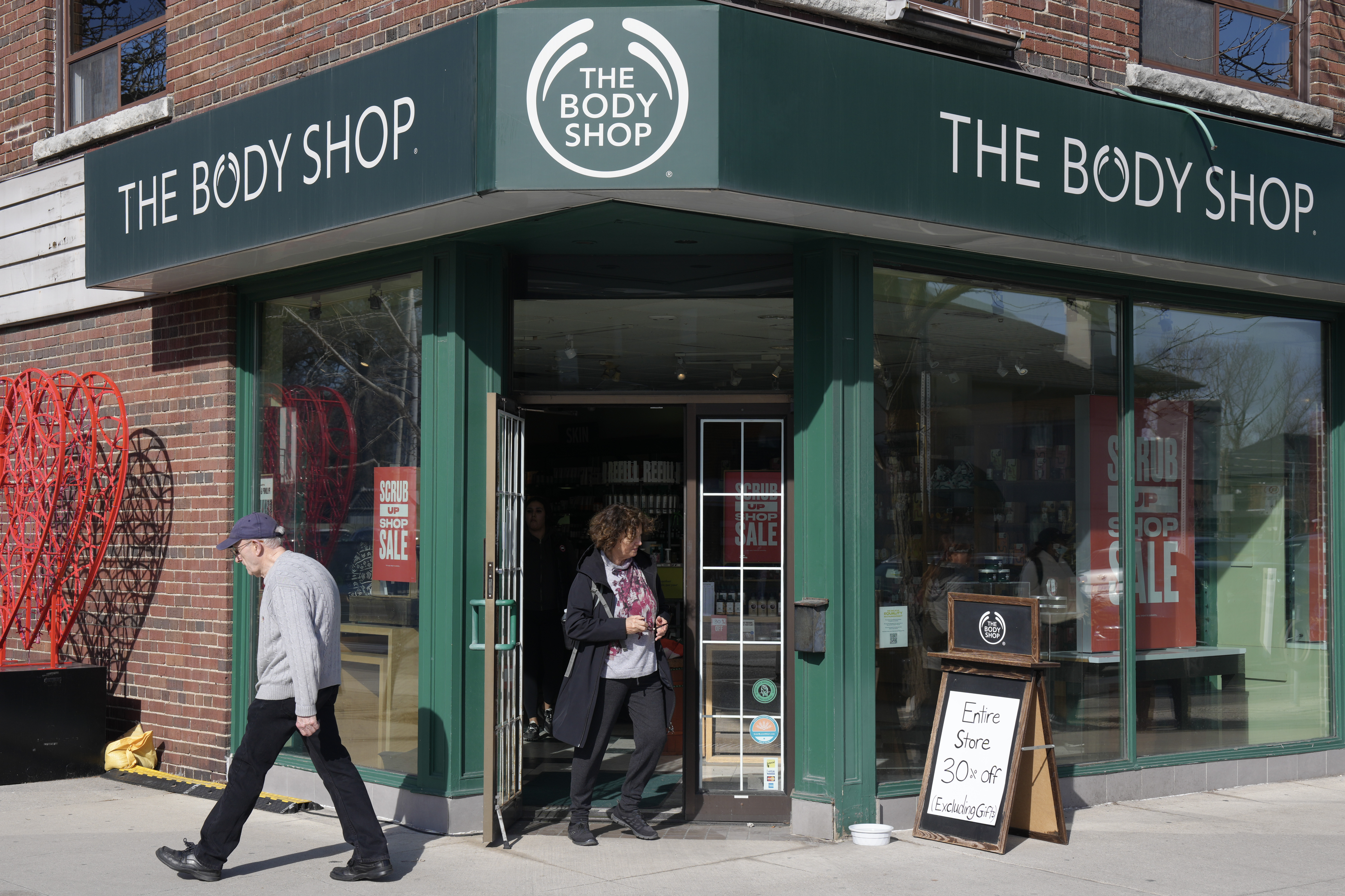 The Body Shop Canada проучва разпродажба тъй като се бори