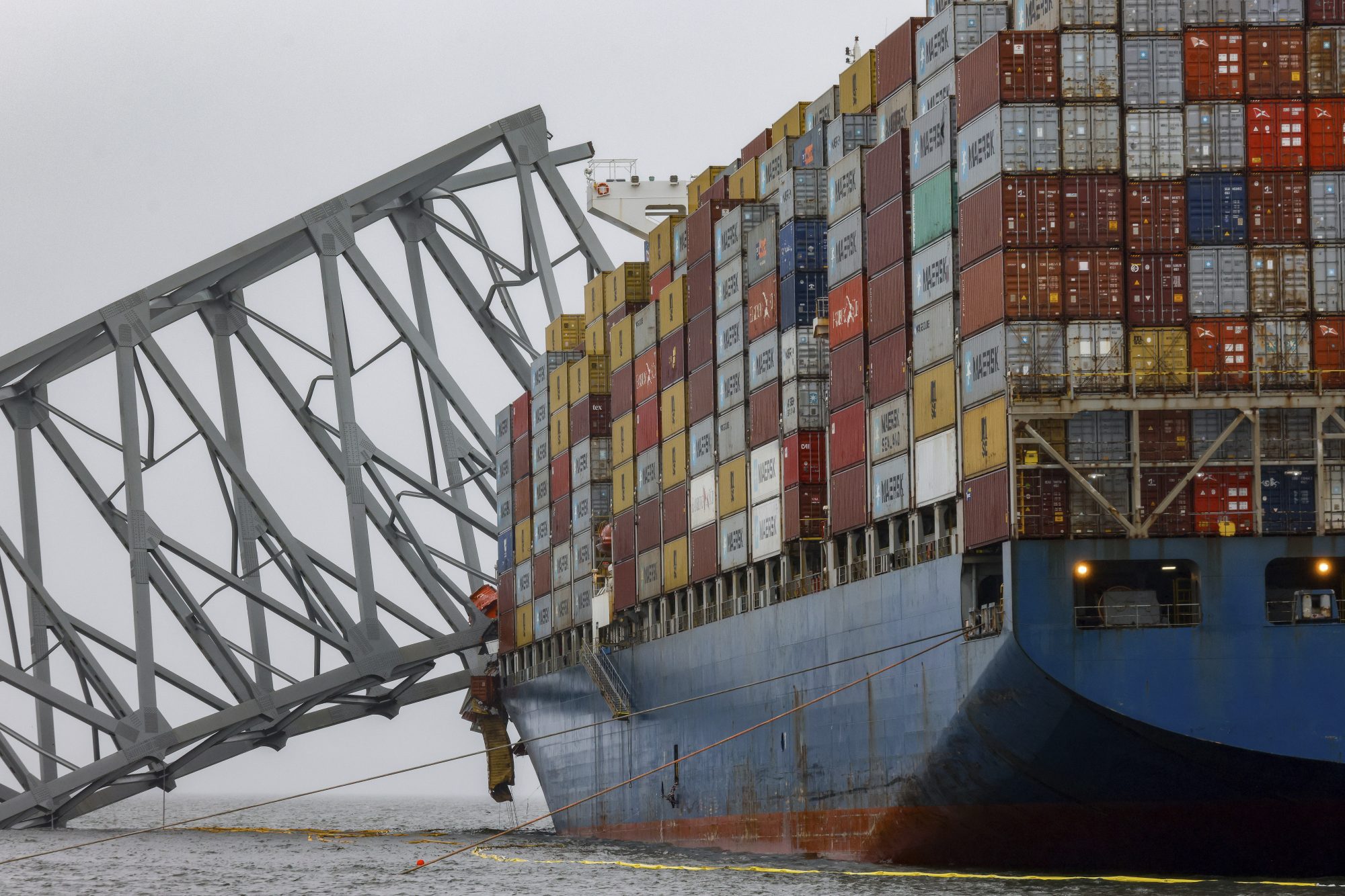 Инженерите работещи за разчистване на останките от рухналия мост Франсис