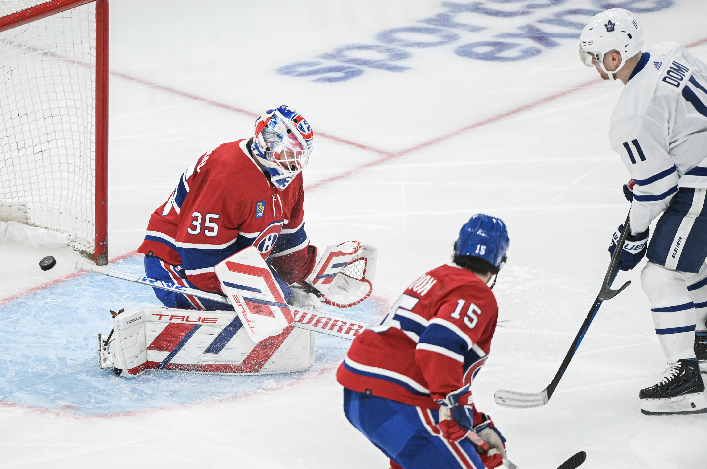 Последната среща за сезона между исторически съперници Торонто Мейпъл Лийфс