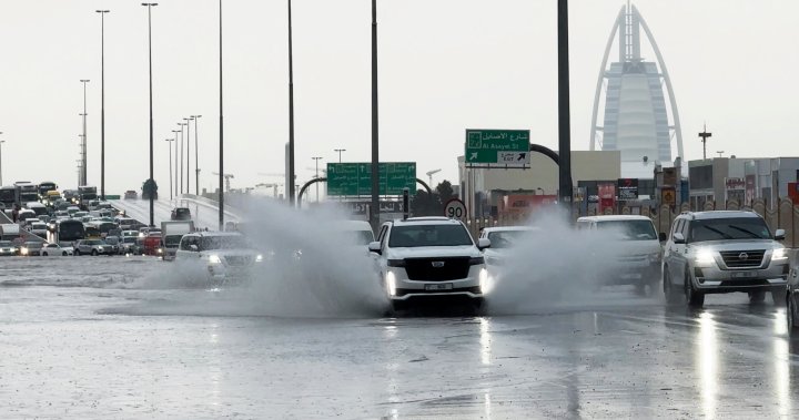 Летището в Дубай отклонява полетите, тъй като проливни дъждове наводняват писта, пътища