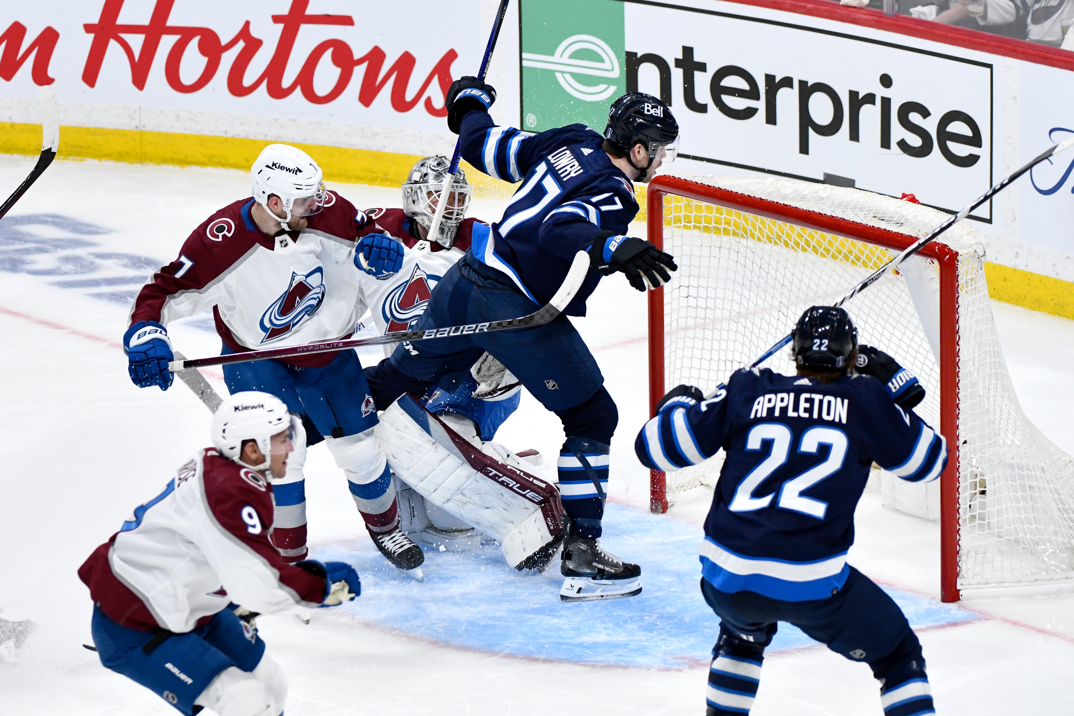 Winnipeg Jets outlast Avalanche 7-6 to win chaotic Game 1 - Winnipeg - Vimarsana News