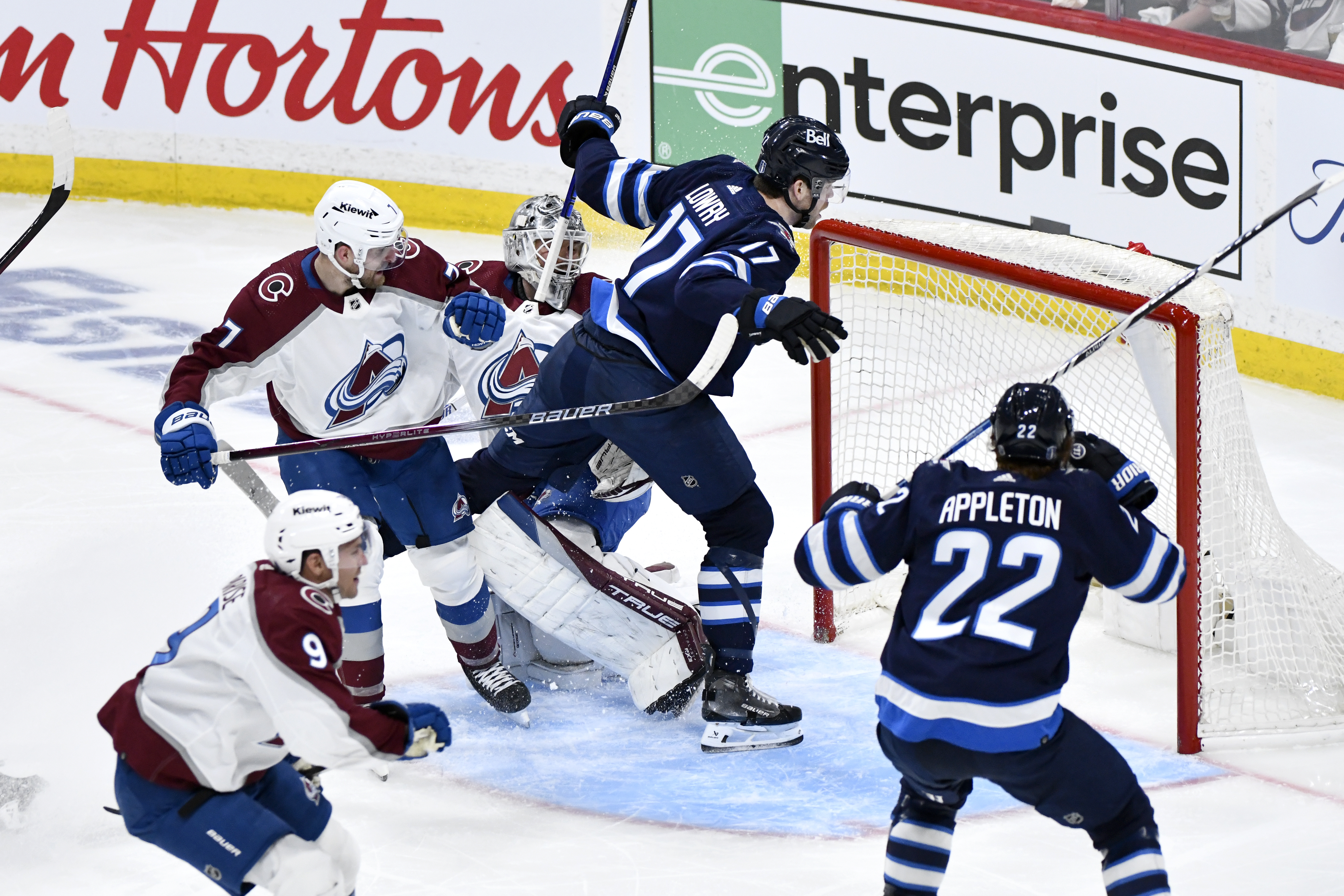 Winnipeg Jets outlast Avalanche 7-6 to win chaotic Game 1