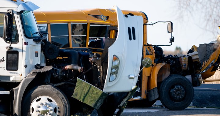 3 ученици, шофьор на училищен автобус са откарани в болница след катастрофа близо до Отава
