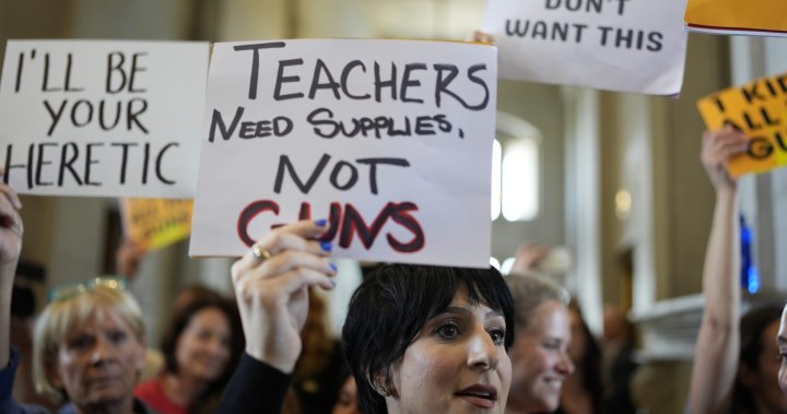 Законодателите в Тенеси приемат законопроект, позволяващ на въоръжени учители, разгневявайки протестиращите