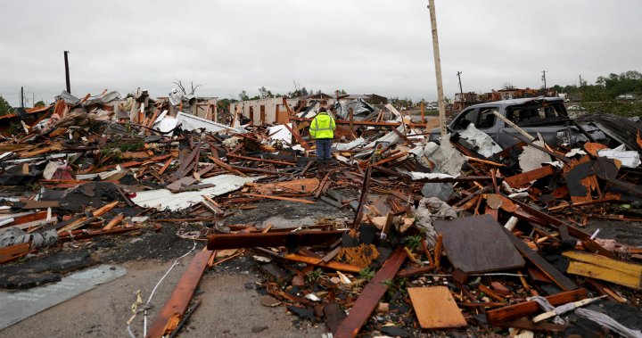 Торнадо което разкъса Оклахома остави широка следа от разрушения в