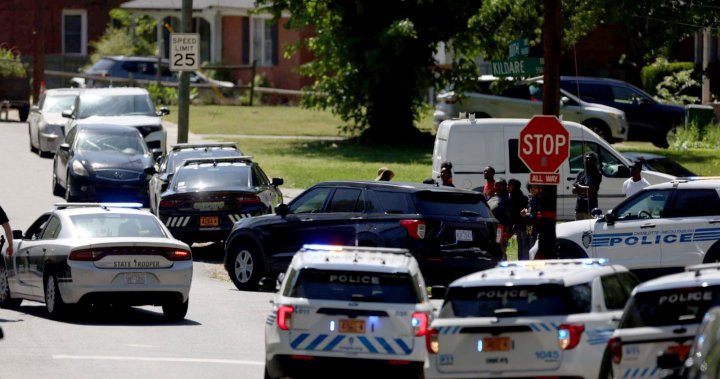 „Множество“ полицаи бяха застреляни, докато връчваха заповед в дома на Северна Каролина: полиция
