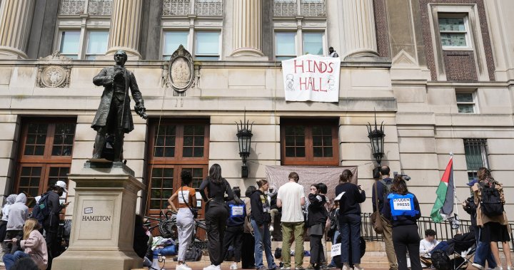 Протестиращите студенти от Колумбийския университет са изправени пред изключване, след като превзеха сградата на кампуса