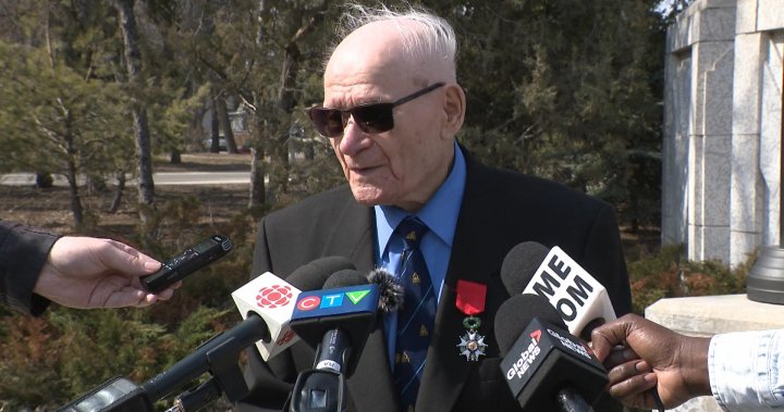 Ветеран от Втората световна война в Саскачеван бе почетен при откриването на статуя в събота