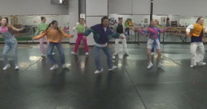 Група от 19 танцьори в Lethbridge's Joys Dance Factory подскача