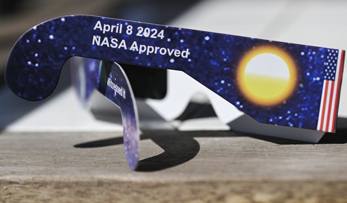 Alberta school boards take precautions, offer safety advice ahead of Monday's partial solar eclipse - Vimarsana News