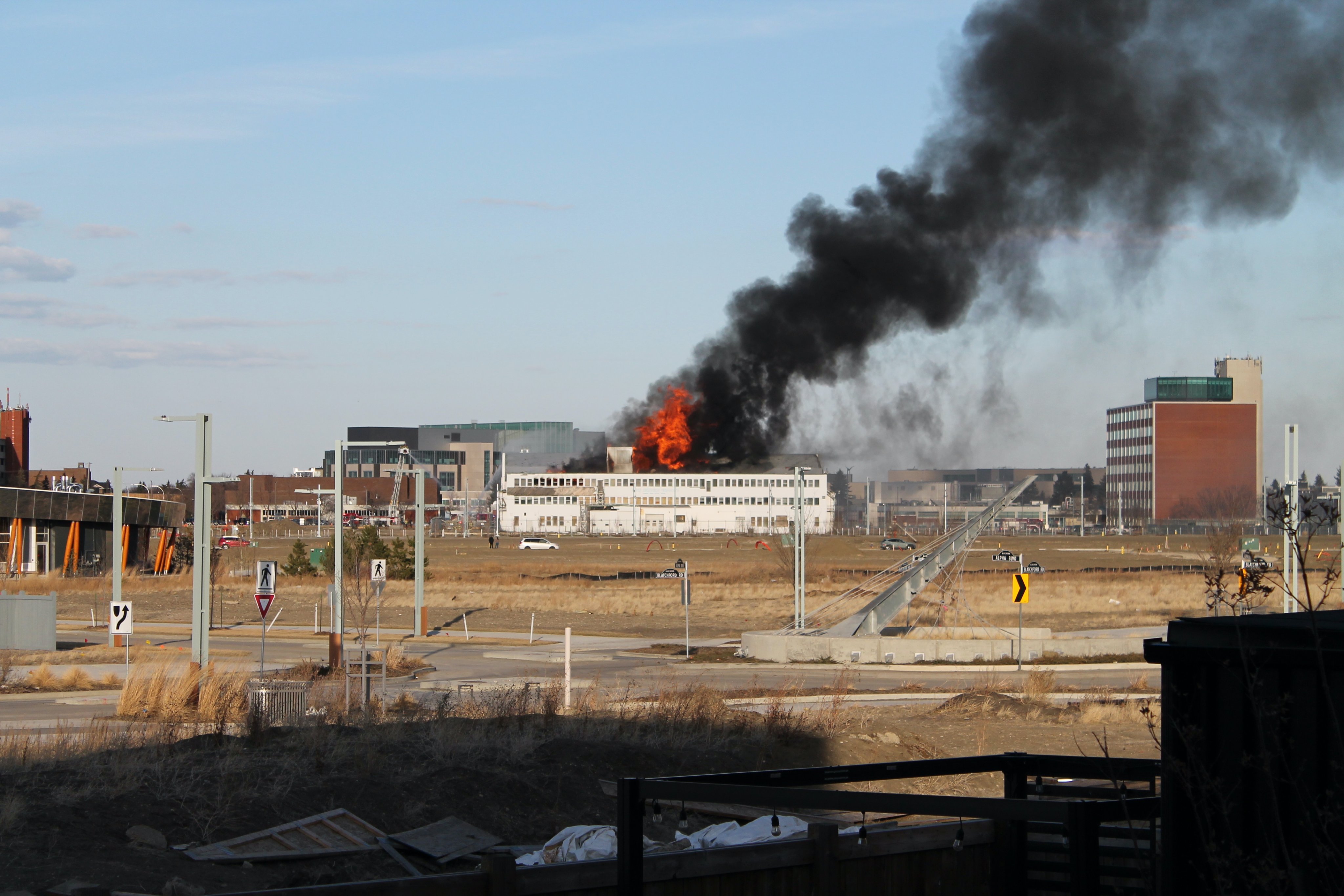 Голям пожар избухна в понеделник вечерта в стар общински летищен