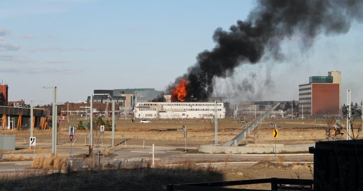 Масивен пожар поглъща стар летищен хангар близо до NAIT в централен Едмънтън