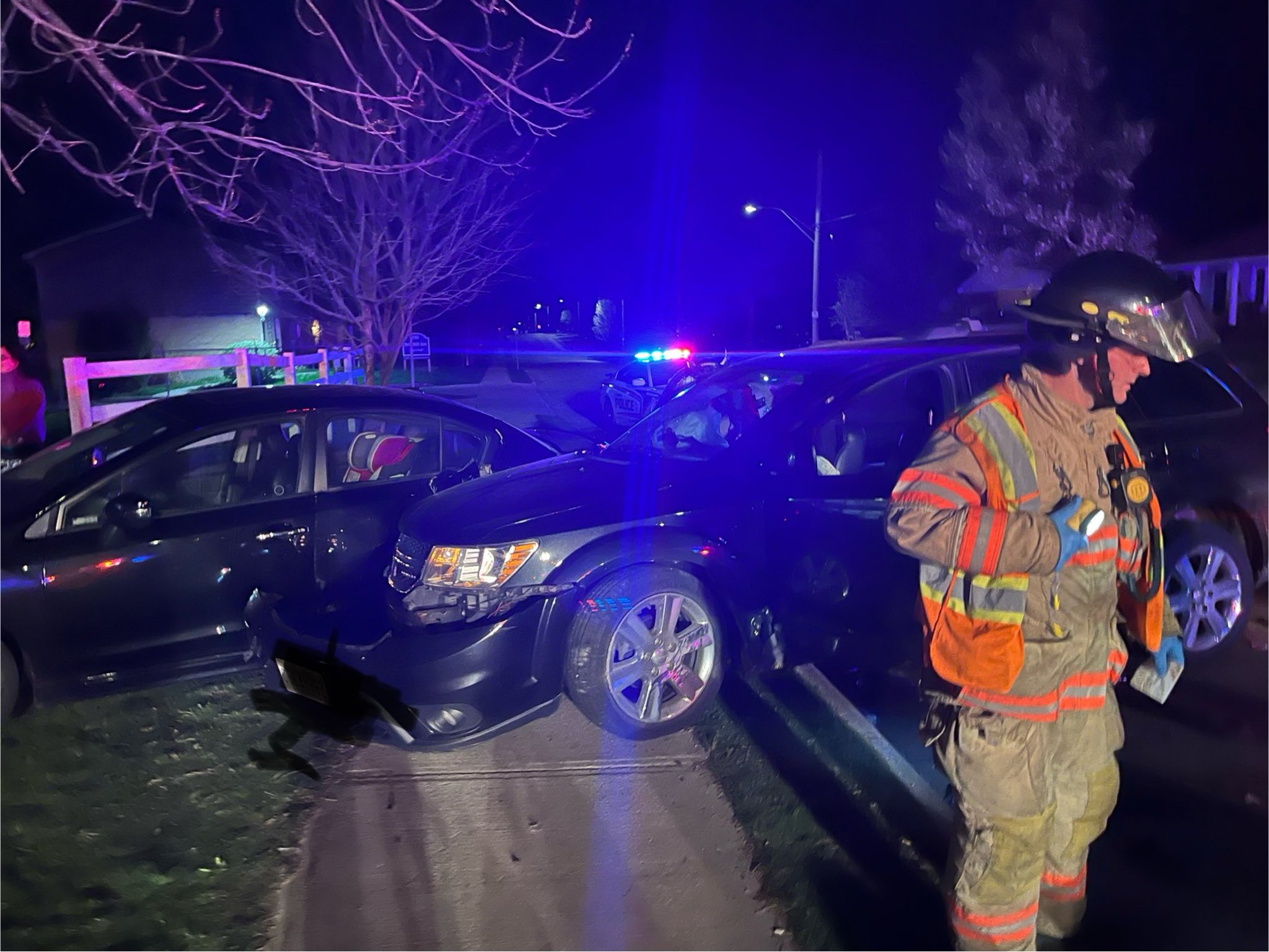 Двама души бяха спасени от кола след като се блъсна