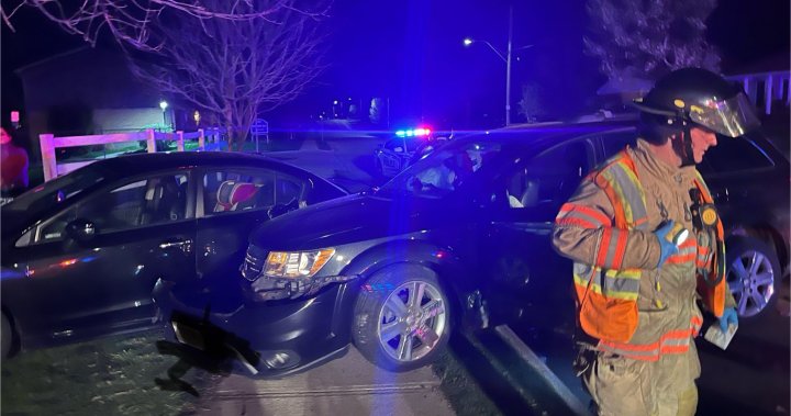 Кола се блъсна в паркирани коли, 2 души спасени: Лондон, Онтарио. пожарни екипи