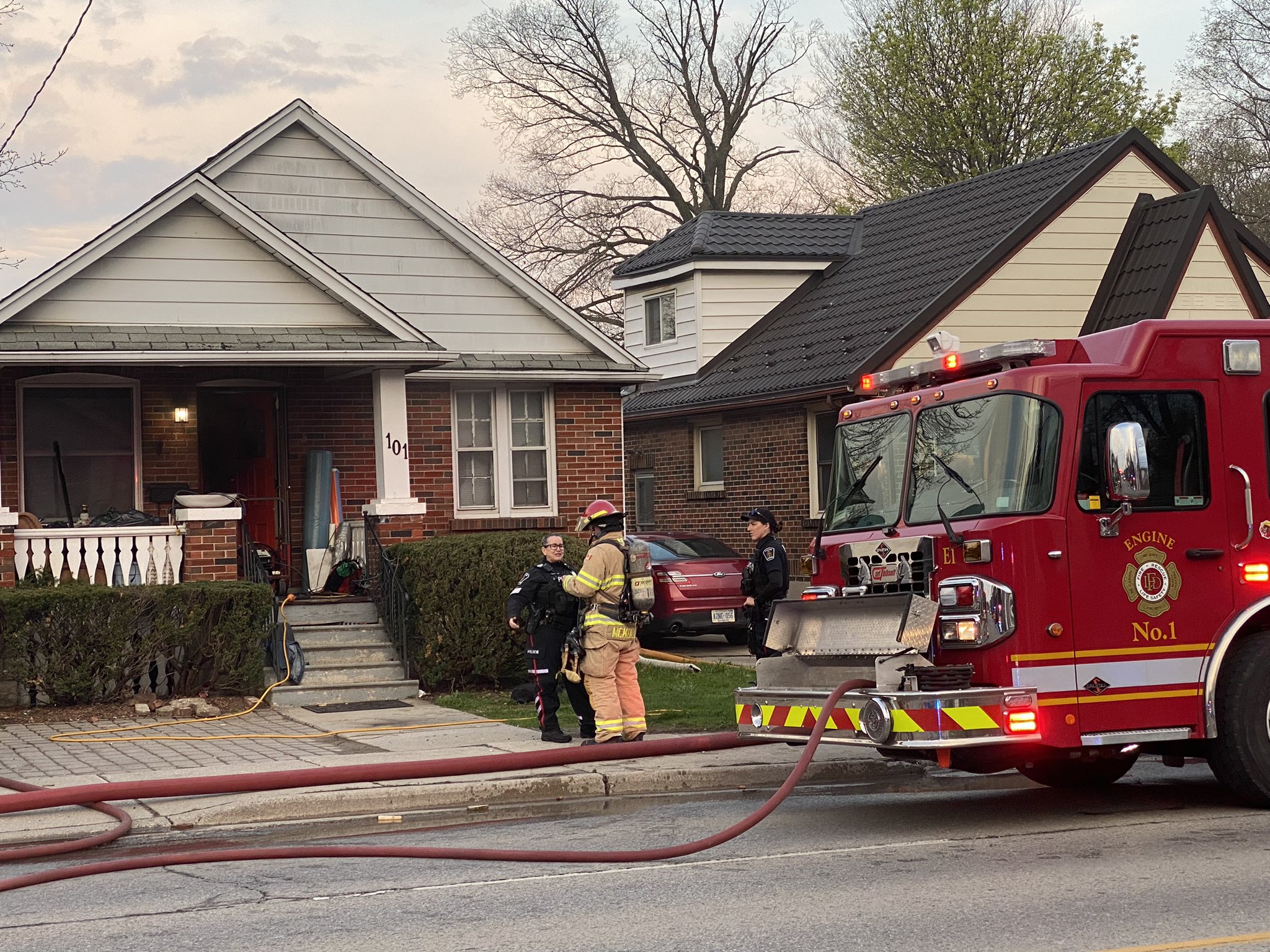 Пожарната служба в Лондон казва че петима души са избягали