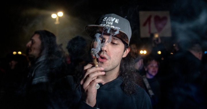 Активисти за марихуана в Германия запалиха празнични джойнтове в понеделник,
