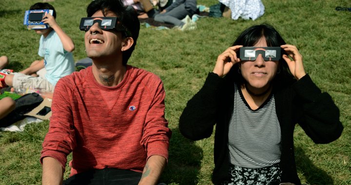 Watching the eclipse? Wear red and green to see optical illusion