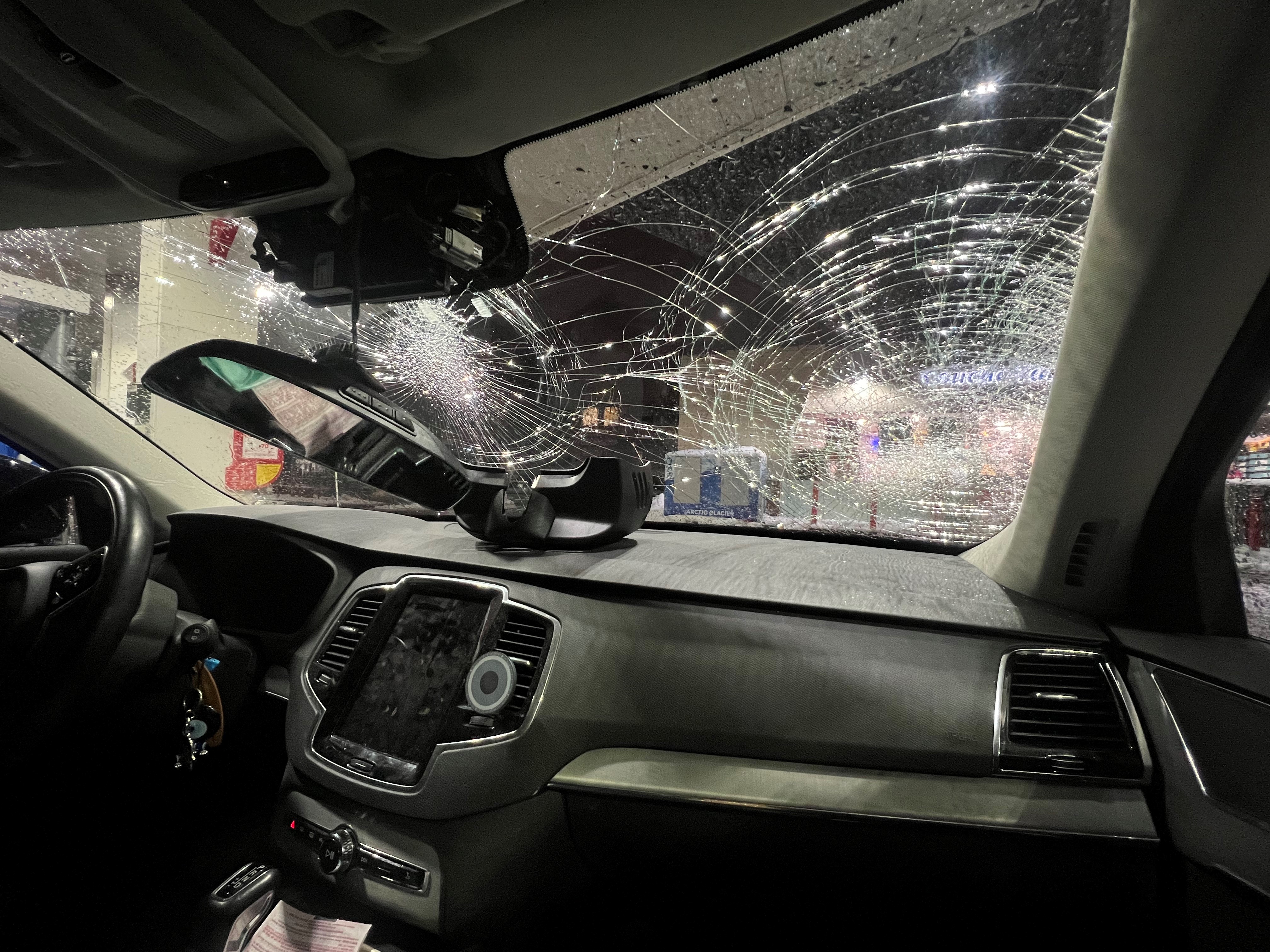 Bad roads: Quebec couple fighting for compensation for broken windshield