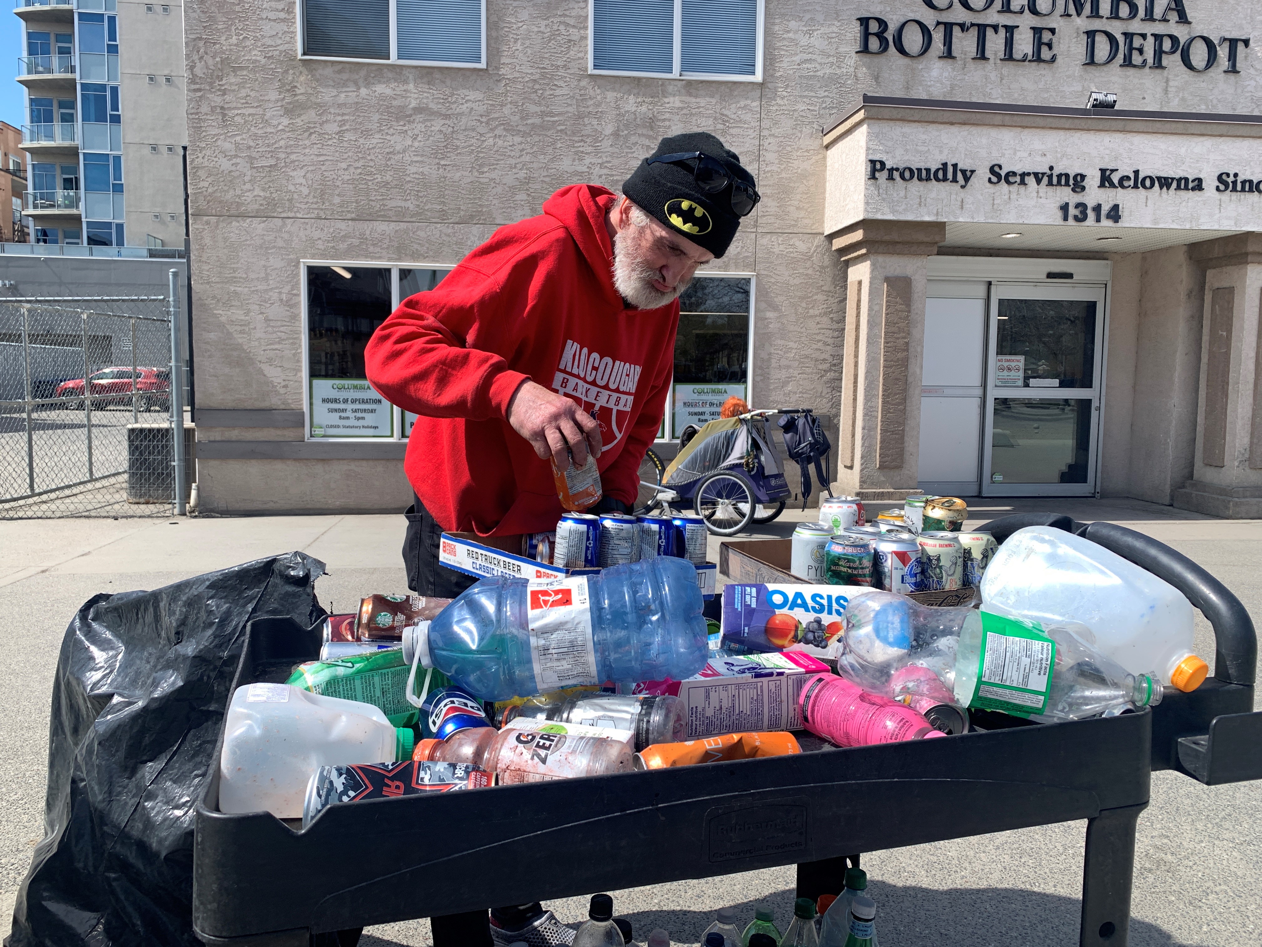 Кърк е редовен посетител на депото за бутилки в центъра