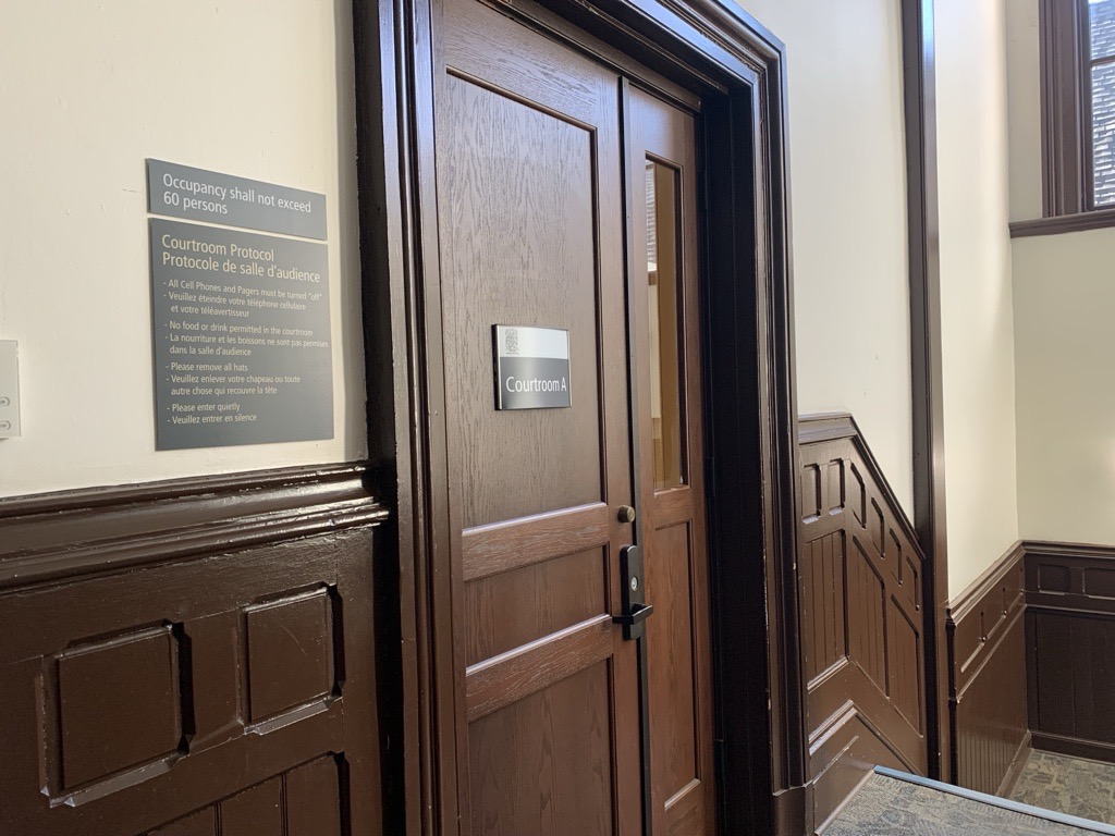 Двамата 14 годишни обвинени в убийството на гимназист пред търговския център