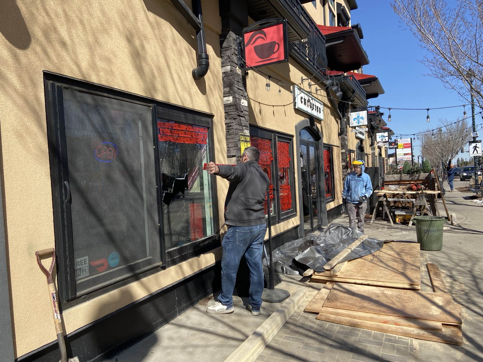 Три фирми по улица в Бомонт Алта бяха повредени от