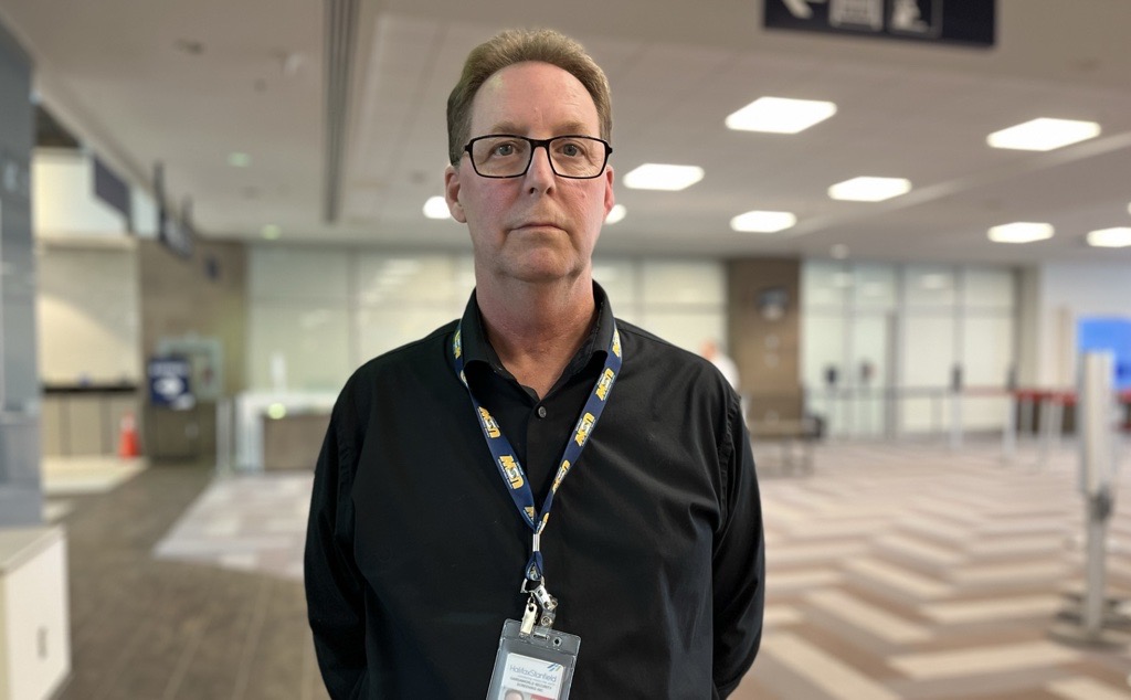 Работници които извършват проверка за сигурност на 15 летища в