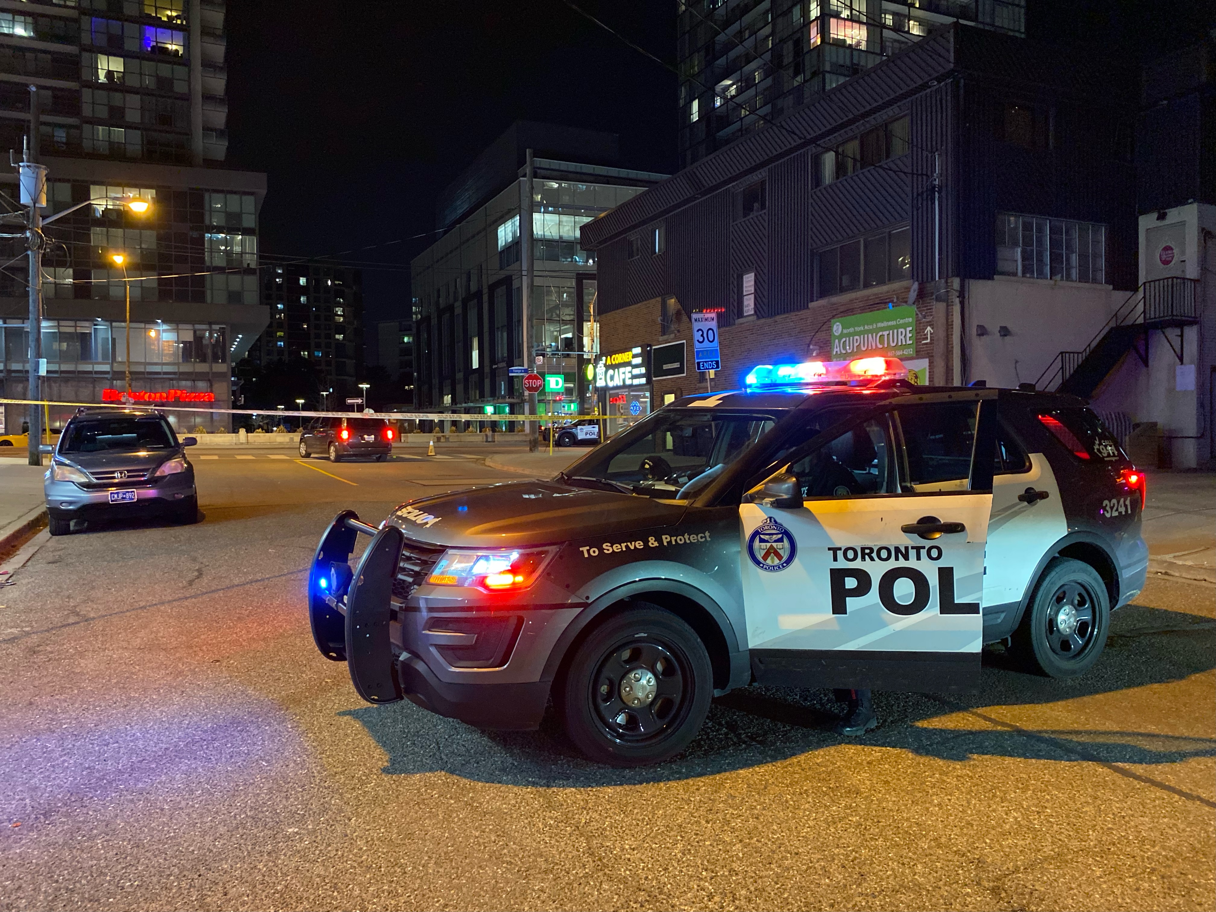 Полицейската служба на Торонто казва че полицай е бил ранен